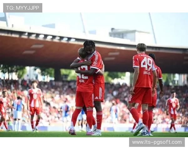 从青训到首发:拜仁年轻球员卡尔和迈克获得登场机会